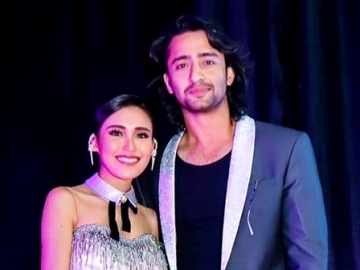 Ayu Ting Ting Senyum Pamer Kepala ‘Dililit’ Perban, ‘Bakal’ Sinetron Bareng Shaheer Sheikh?