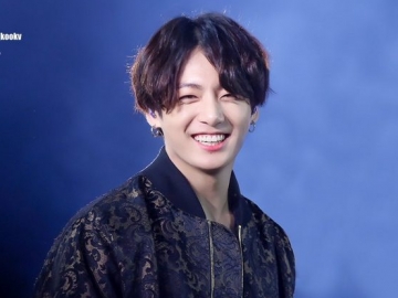 Pakai Busana Satin dan Pamer Warna Rambut Baru, Jungkook Bikin Fans Histeris di Fan Meeting Jepang