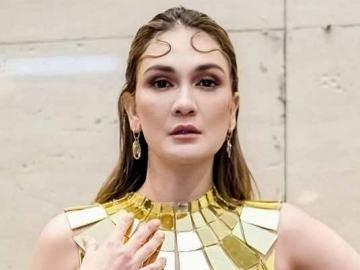 Luna Maya Tampil Kece dengan Dress Mini Merah Menyala, 'Jeritan' Cinta Langsung Bergema