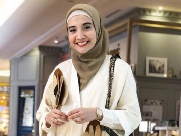 Zaskia Sungkar Pamer Wajah 'Judes', Kulit Kinclong Tanpa Pori-Pori Justru Bikin Gagal Fokus