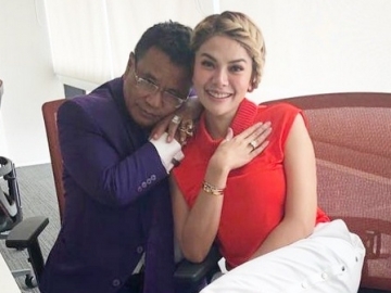 Dirangkul Hotman Paris, Nikita Mirzani Malah 'Nantang' Sambil Nyaris Buka Baju Sodorkan Tubuh