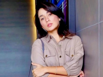 Ussy Sulistiawaty Cantik Berhijab ‘Diserbu’ Artis Hijrah, Kode Tampil Tertutup Tak Lama Lagi?