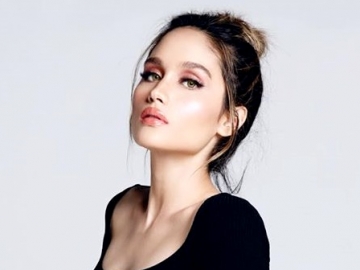 Tak Kalah dari Idol Korea Selatan, Cinta Laura Pamer Airport Fashion Dijamin Bikin ‘Kesengsem’