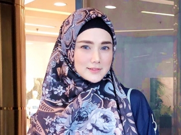 Mulan Jameela Berlinang Air Mata Seraya Dirangkul Cut Meyriska Hingga Dhini Aminarti, Ada Apa?