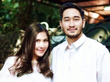 Syahnaz Sadiqah Pamer Gaya Maternity Shoot Sandaran ke Jeje Govinda, Romantis Abis