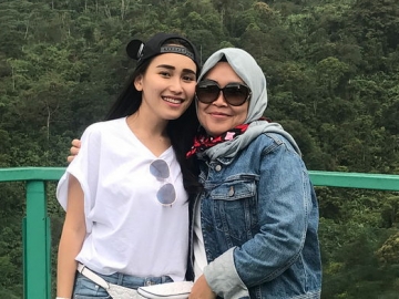 Temani Ayu Ting Ting Manggung, Perhiasan Mewah Umi Kalsum Malah Jadi Bahan Cemooh