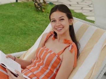 Yuki Kato Biarkan Kulit Mulus 'Terbakar' Matahari, Ekspresi 'Nyeleneh' Ini Justru Bikin Kesengsem