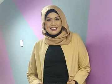Makin Rajin Pamer Foto Bareng Pria Ini, Ely Sugigi Malah Tuai Sederet Wejangan