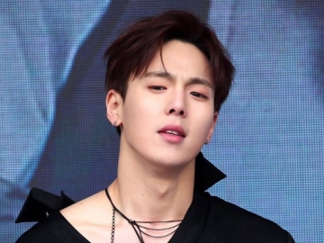 Usai Minhyuk, Kini Shownu Juga Kepergok Bawa Rokok Elektrik di Depan Umum