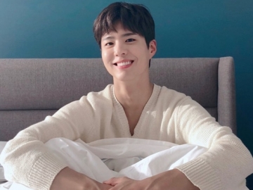 Terbang ke Jepang, Park Bo Gum Pakai Bros Mungil Simbol Respect Untuk Korban Perbudakan Seksual