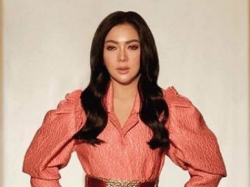 Wanita Diduga Syahrini Jatuh di Panggung Jadi Bahan Tawa, Postur Tubuh Bak Pria Malah Jadi Sorotan