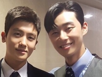 Lucunya Gaya Cemburu Hyungsik Lihat Interaksi 'Mesra' Park Seo Joon dan Choi Woo Shik di Instagram