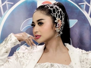 Dewi Persik Tunjukkan Suasana di Belakang Layar, Bagian Sensitif Tampak Disentuh Kru Bikin Salfok