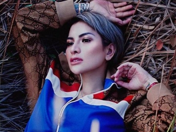 Lagi-lagi Tampil Terbuka, Nikita Mirzani Hanya 'Baluti' Tubuh dengan Cahaya Remang-remang