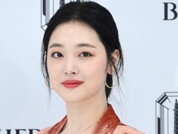 Sejajar Dengan Wanita Bersejarah Korea, Wajah Cantik Sulli Hiasi Konser Band Rock Legendaris Ini