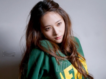 Tampil Menggoda dengan Gaun Hitam, Krystal Terima Penghargaan Fashion di Beijing