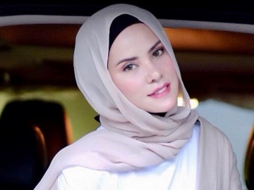 Angel Lelga ke Kepolisian Bareng ‘Teman’ yang Ikut Digerebek, Outfit ‘Tak Biasa’ Disorot