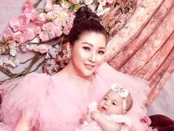 Usia Baru 6 Bulan, Ekspresi Mikir Thania Anak Bontot Sarwendah Bikin Gemas Bukan Kepalang