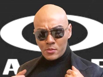 Sempat Dibuat ‘Ciut’, Deddy Corbuzier Pamer Tangan Dililit Ular Tuai Respons Tak Disangka-sangka