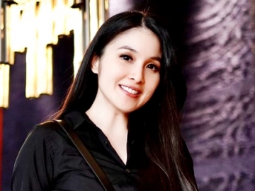 Gaya Sandra Dewi Foto Dua Pekan Jelang Perayaan Natal Tuai Dugaan Ini