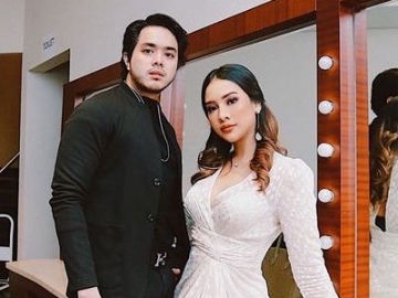 Tiduran di Pangkuan Pacar, Anya Geraldine Ngaku Nyaman Jadi 'Budak Cinta' Mendadak 'Diserang'