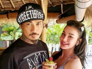 Nora Alexandra Tegas Ingatkan Karma Berselingkuh, Jerinx SID Masih ‘Dipepet’ Wanita Lain?