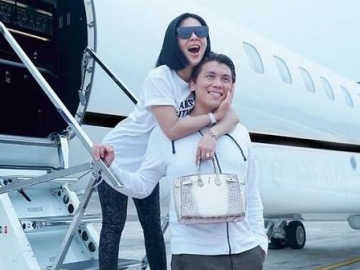 Syahrini dan Tim Pakai Busana Kembar, Reino Pilih Kenakan Kaos Oblong Takut Dicap Alay?