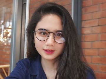 Tissa Biani Cover Lagu Sambil Pamer Senyum, Kok Malah Disebut Suarakan Kegundahan Hati?