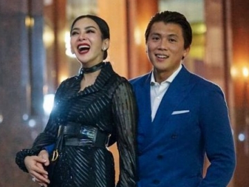 Syahrini Asyik Lemparkan Tawa dengan Sahabat, Reino Barack 'Asingkan' Diri Pertanda Tak Nyaman?