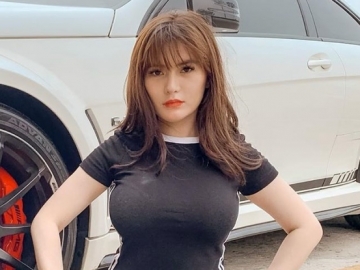 Postingan Seksi Angela Lee Tuai Kritikan Gara-gara Lokasi Foto di Sini