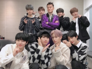 Sama-Sama Sedang Promosi, Stray Kids dan Park Jin Young JYP Unggah Kebersamaan  