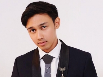 Tak Ditemani Kekasih, Caesar Hito Pasang Pose 'Kaku' Saat Foto Sendirian