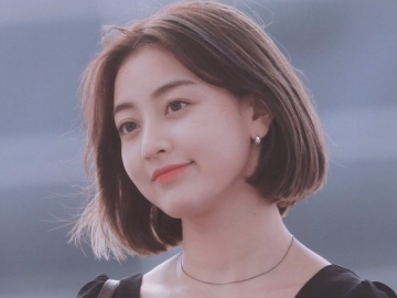 Beri Kabar ke Fans Usai Terjatuh di Bandara, Jihyo Tampil Imut dengan Rambut Cepol dan Manyun Manja