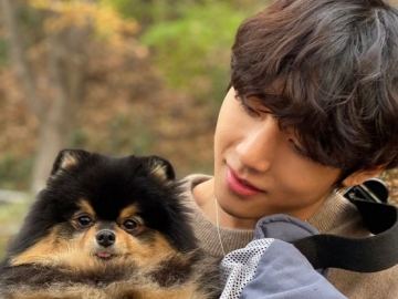 Lucunya V BTS Unggah Foto Bareng Anjing Peliharaan Bikin Gemas