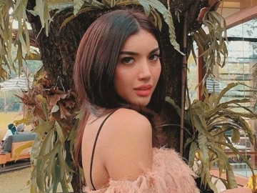 Kenakan Kaus Belahan Dada Rendah, Payudara 'Terpisah' Millendaru Sontak Jadi Sorotan