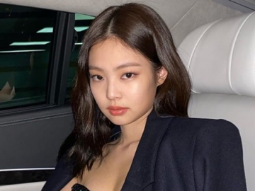 Pakai Rambut Palsu Hingga Berjemur, Jennie BLACKPINK Bagikan Potret Lucu Dua Anjing Peliharaan 