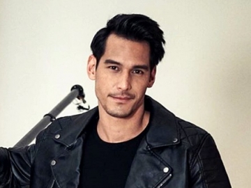 Berjemur, Penampakan Perut Kotak-kotak Richard Kyle Kalah Disorot Dibanding Kaki Bekas Operasi