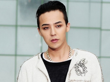 Tumbuhkan Kumis Hingga Pakai Syal Motif Mirip Wanita, Gaya Fashion G-Dragon Tuai Sorotan