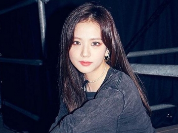 Cantik Pakai Make Up Merah Merona, Jisoo Bikin Netizen Merasa Jadi Itik Buruk Rupa
