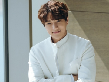 Rela Nunggu Syuting, Fans Ini Bikin Heboh Dapat Pelukan Hangat Si Tampan L   INFINITE 