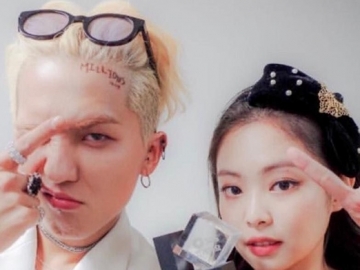 Bak Kakak Adik, Kocaknya Aksi Jennie BLACKPINK Kunjungi Pameran Seni Pertama Mino Winner