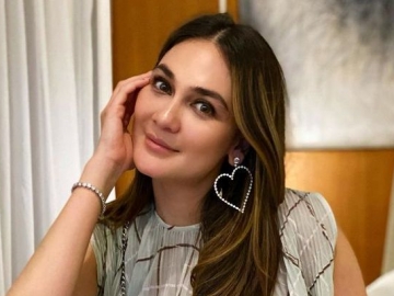 Luna Maya Pose di Atas Ranjang, Mata Indah Nan Paras Ayu Tak Bikin Bosan Dipandang