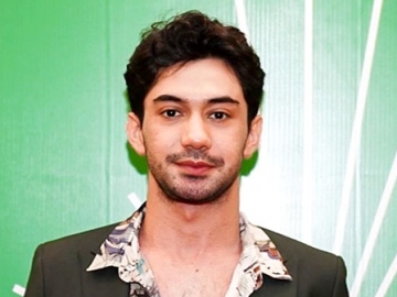 Reza Rahadian Butuh Waktu 7 Jam Menjelma Jadi B.J Habibie, Simak Proses Rumitnya