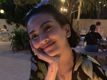 Sosok Suami Masih Bikin Penasaran, Vanessa Angel Malah Bikin 'Halu'  Foto Bareng Pria Bertato