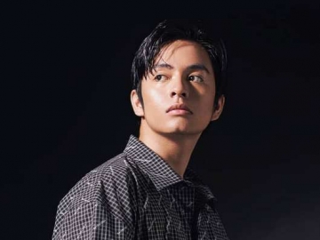 Angga Yunanda Bersanding dengan Aktor Pujaan Sejuta Umat, Paras Ganteng Tetap Curi Perhatian