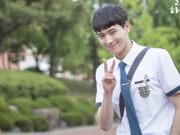 Tampil Ganteng di Pemotretan Majalah, Tatapan Tajam Kim Young Dae Sukses Bikin Netter Gak Kuat