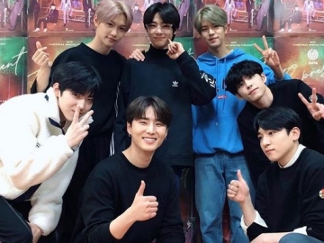 Foto Bareng DAY6, Seungmin Stray Kids Jadi Fanboy Sukses