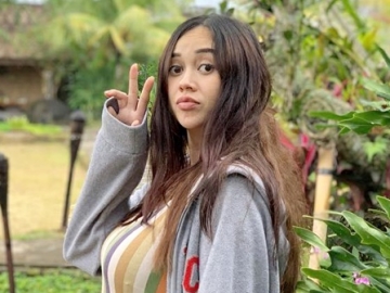 Aura Kasih Diisukan Cerai Hingga Aksi Bersihkan ‘Jejak’ Suami di IG, Sang Manajer Buka Suara