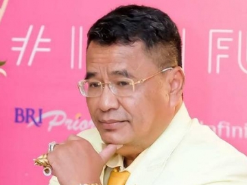 Hotman Paris Bagikan Potret Tradisi Megibung, Ponsel 'Murah' Malah Jadi Sorotan