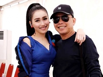 Ayu Ting Ting Kompak Dandan Gokil Bareng Ayah, Tulisan di Tangan Putri Abdul Rozak Disorot